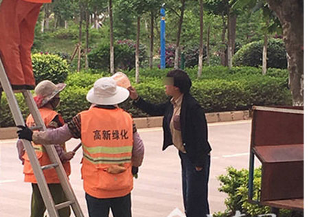 女子因倒垃圾問(wèn)題同環(huán)衛工爭執 將垃圾桶懟對方臉上