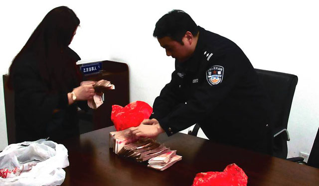 安徽23萬(wàn)現金藏垃圾桶創(chuàng  )新高被當垃圾扔了