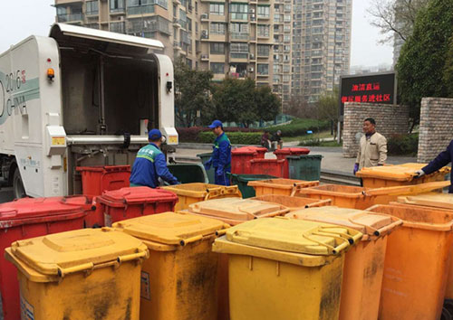 清潔直運洗桶車(chē)幫垃圾桶洗澡啦
