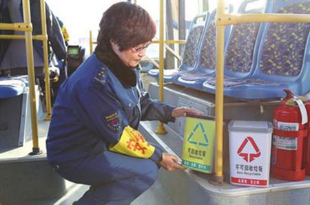 公交車(chē)上耍無(wú)賴(lài) 竟用垃圾桶套司機頭上