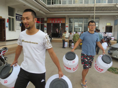 大理市芝華村免費給屠宰戶(hù)發(fā)放塑料垃圾桶