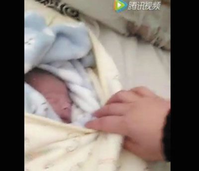 痛心，大連一女?huà)雱偝錾鷥蓚€(gè)小時(shí)就被棄垃圾桶