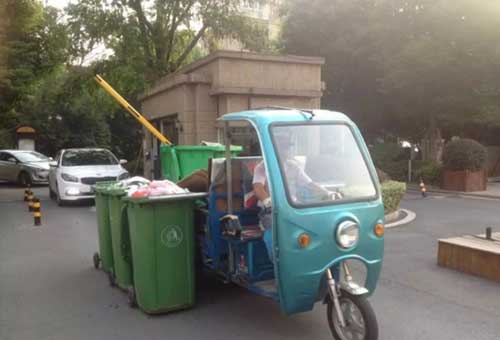 移動(dòng)垃圾桶變身“列車(chē)” 小區師傅收集垃圾有高招