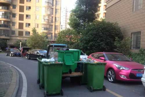移動(dòng)垃圾桶變身“列車(chē)” 小區師傅收集垃圾有高招