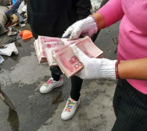 夫妻誤扔5萬(wàn)貨款 環(huán)衛工垃圾桶里尋回