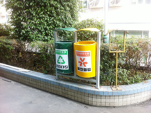 欣方圳玻璃鋼果皮箱 進(jìn)駐廣東茂名福華小區