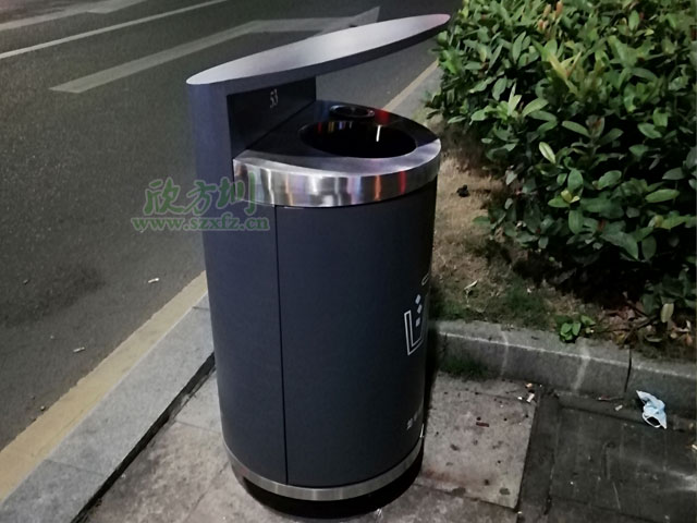 鴨嘴鴨舌造型垃圾桶戶(hù)外擺放應用圖