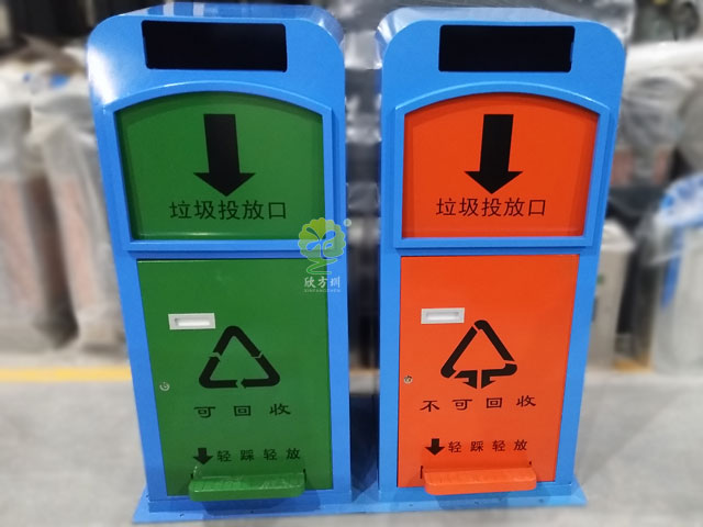中國重汽柳州運力四分類(lèi)金屬腳踏垃圾桶帶工具箱