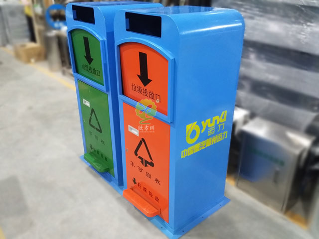 中國重汽柳州運力四分類(lèi)金屬腳踏垃圾桶帶工具箱