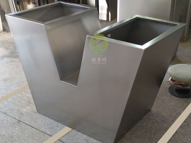 不銹鋼V形字母創(chuàng )意花箱園林景觀(guān)花池定制廠(chǎng)家