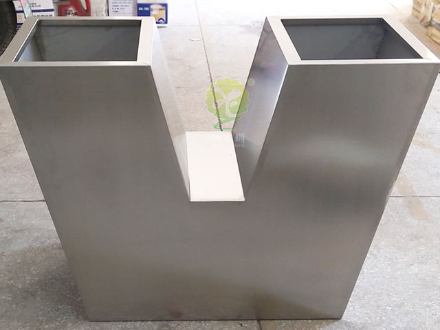 不銹鋼V形字母創(chuàng )意花箱園林景觀(guān)花池定制廠(chǎng)家