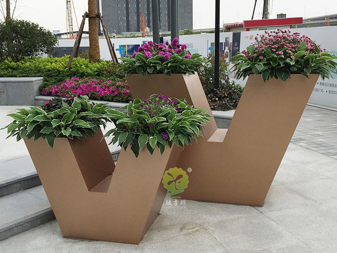 不銹鋼V形字母創(chuàng )意花箱園林景觀(guān)花池定制廠(chǎng)家