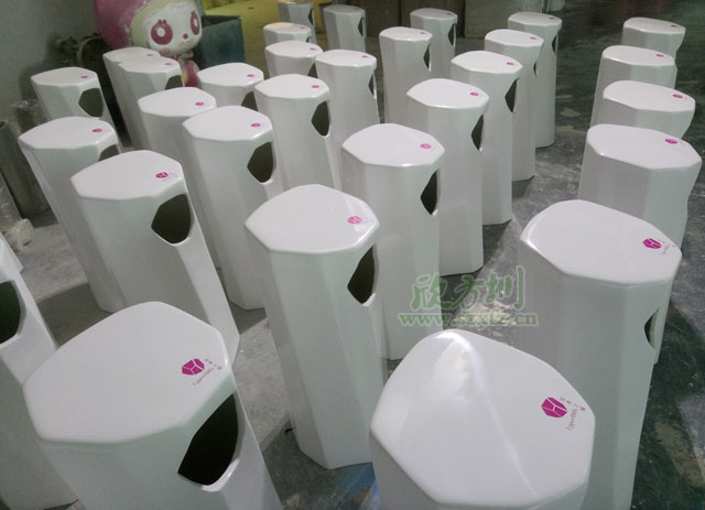 福田深業(yè)上城LOGO垃圾桶廠(chǎng)家采用玻璃鋼創(chuàng )意定制