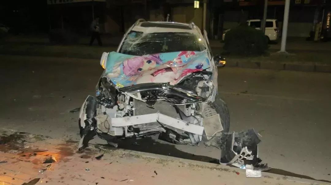 垃圾桶被車(chē)撞后桶沒(méi)事車(chē)垃圾居然廢了