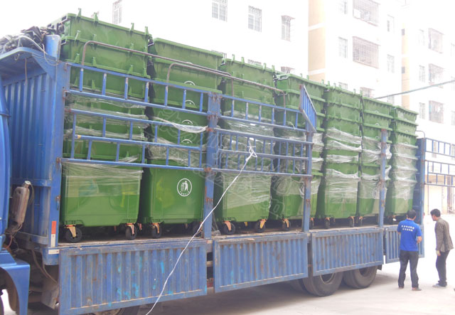 遵義紅花崗區環(huán)衛工人喜領(lǐng)環(huán)衛垃圾車(chē)