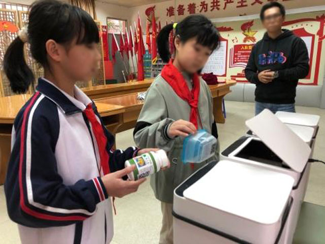 東莞小學(xué)生發(fā)明二維碼智能識別垃圾分類(lèi)系統