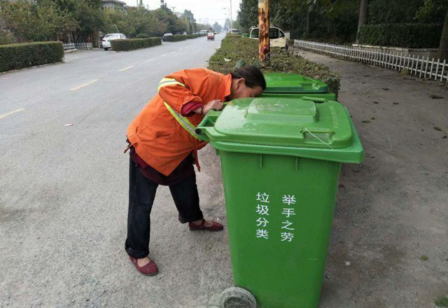 河南鄉村批量投放戶(hù)外垃圾桶改善鄉村環(huán)境