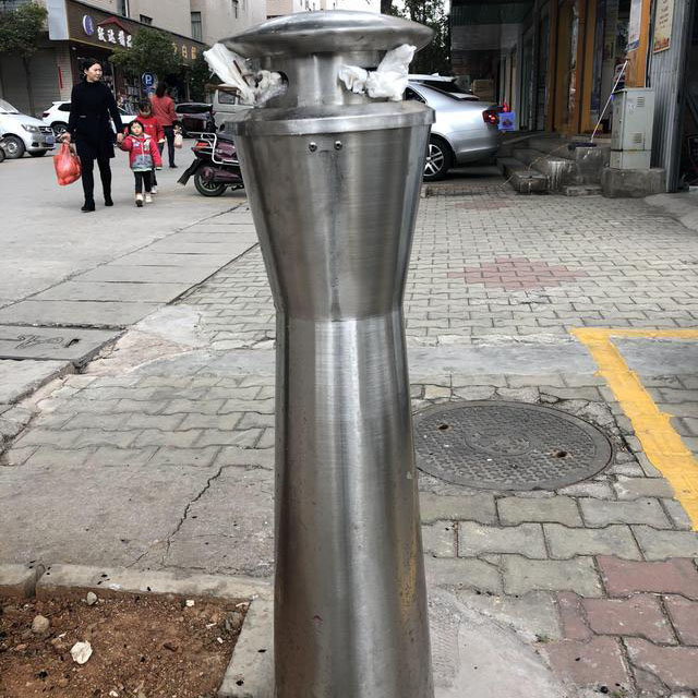 戶(hù)外煙灰柱被當垃圾桶用與亂丟有何差別