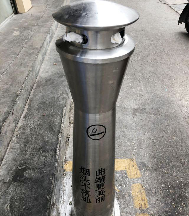 戶(hù)外煙灰柱被當垃圾桶用與亂丟有何差別