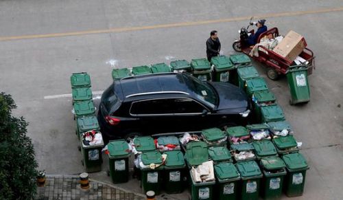 汽車(chē)被垃圾桶包圍是被惡搞還是得罪人了？