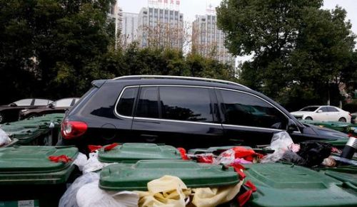 汽車(chē)被垃圾桶包圍是被惡搞還是得罪人了？