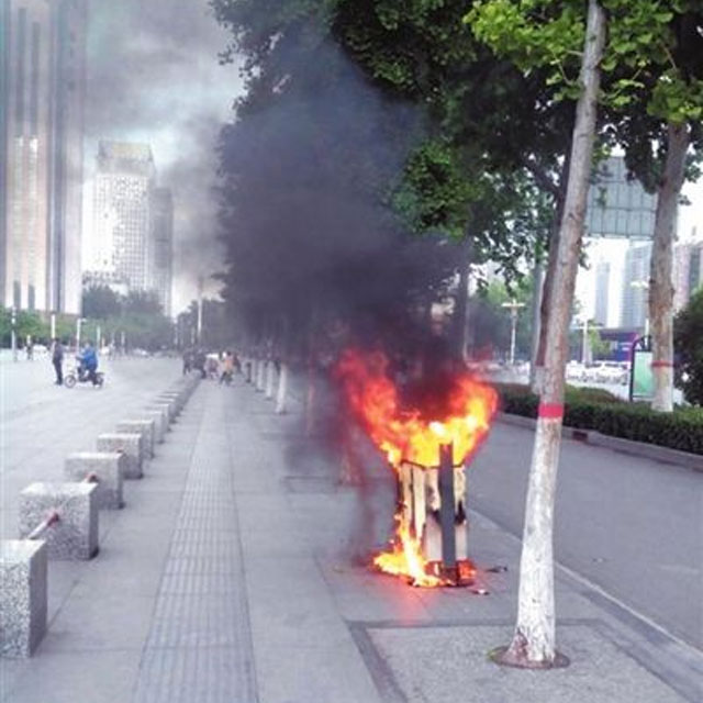 山東青島路邊垃圾桶著(zhù)火司機齊心把火滅