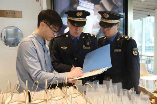 垃圾沒(méi)丟進(jìn)環(huán)衛垃圾桶將罰款上海大整頓