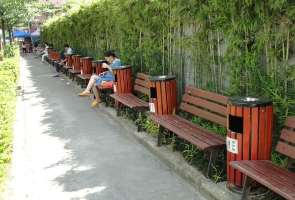 深圳現環(huán)保一條街戶(hù)外垃圾桶過(guò)密擺放是真環(huán)保嗎