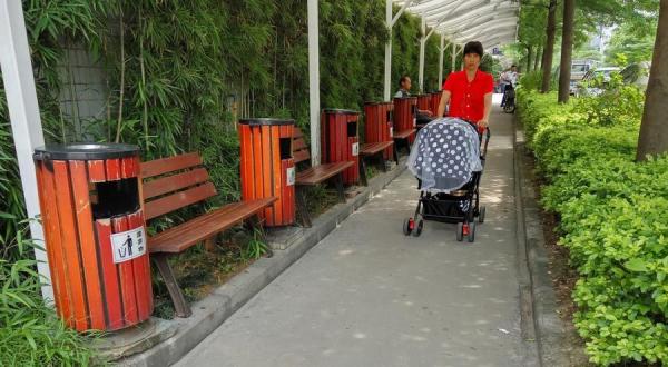 深圳現環(huán)保一條街戶(hù)外垃圾桶過(guò)密擺放是真環(huán)保嗎