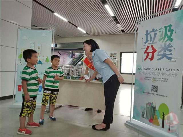 武漢地鐵更換垃圾桶標志全面推進(jìn)垃圾分類(lèi)