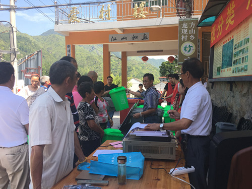 農村垃圾桶進(jìn)浙江方山改善戶(hù)外環(huán)境